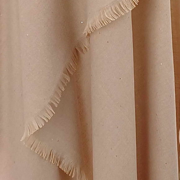 Szal wełniany z runa Kozy Changthangi, zdobiony malutkimi cekinami.