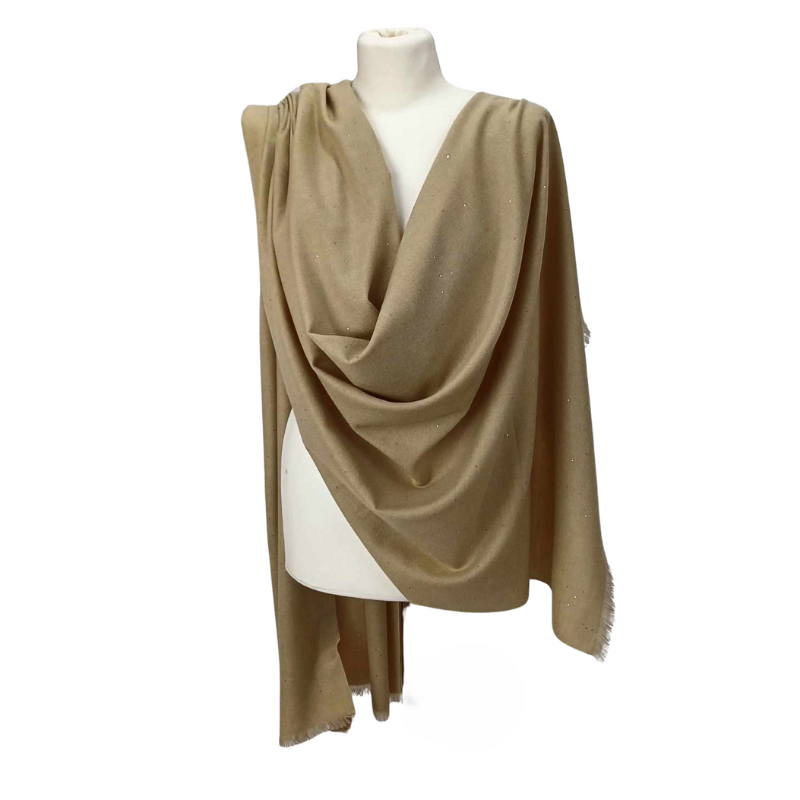 Szal wełniany z runa Kozy Changthangi, zdobiony malutkimi cekinami.