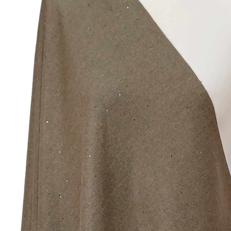 Szal wełniany z runa Kozy Changthangi, zdobiony malutkimi cekinami.