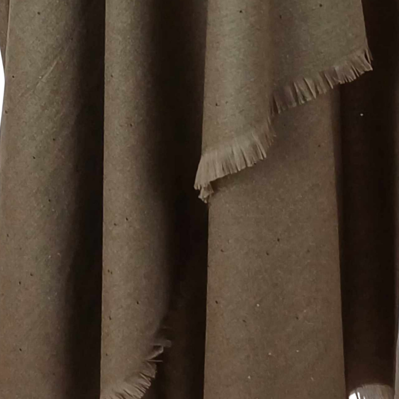 Szal wełniany z runa Kozy Changthangi, zdobiony malutkimi cekinami.