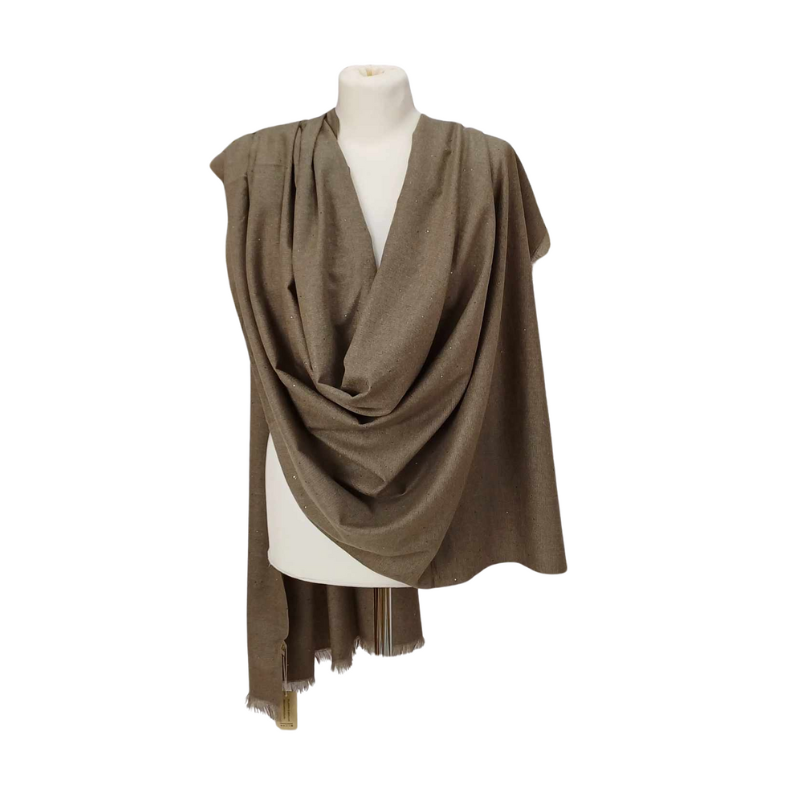 Szal wełniany z runa Kozy Changthangi, zdobiony malutkimi cekinami.