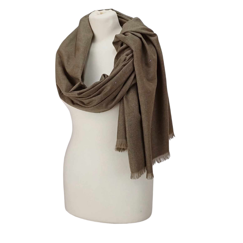 Szal wełniany z runa Kozy Changthangi, zdobiony malutkimi cekinami.