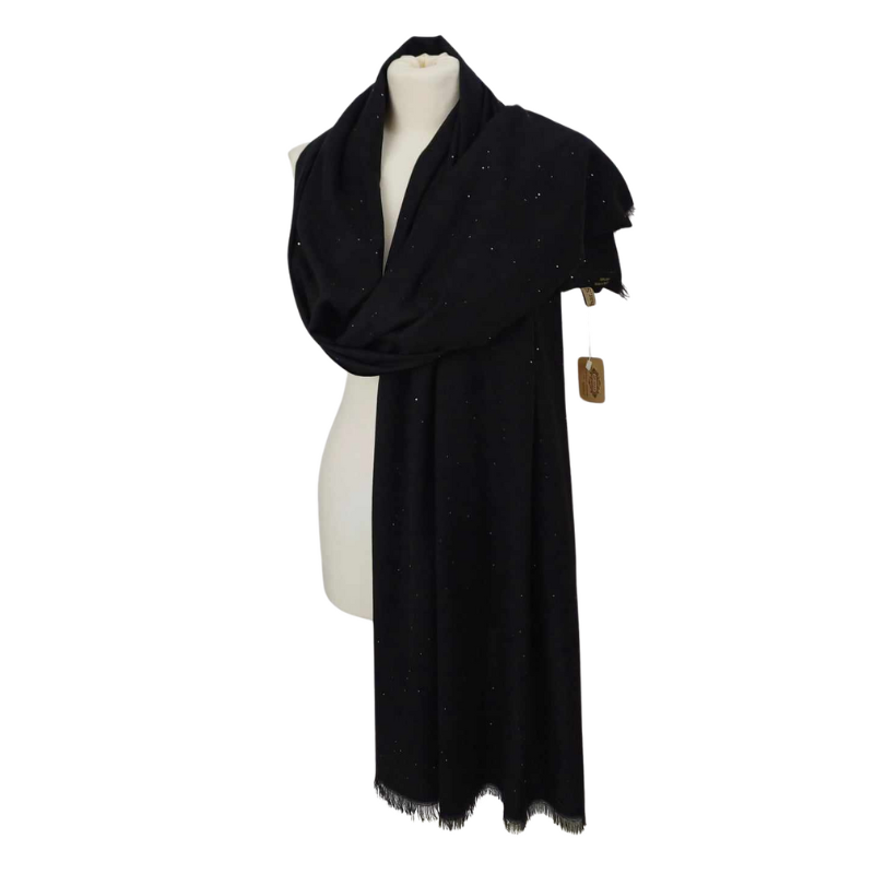 Szal wełniany z runa Kozy Changthangi, zdobiony malutkimi cekinami.