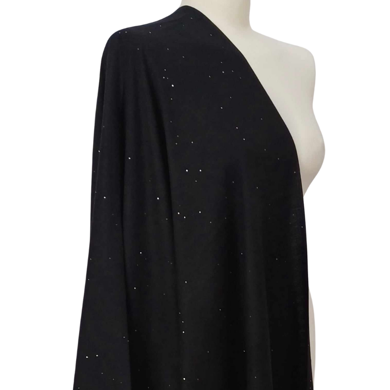 Szal wełniany z runa Kozy Changthangi, zdobiony malutkimi cekinami.