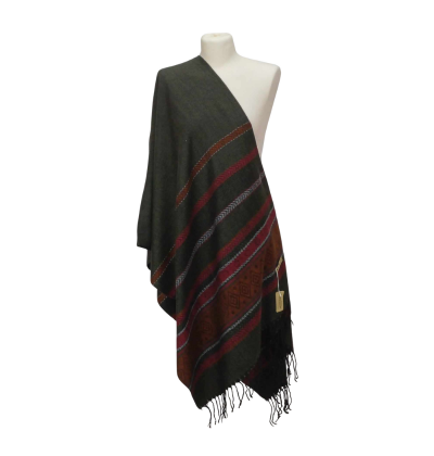 Szal z wełny jagnięcej o pięknym etnicznym wzorze.