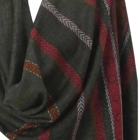 Szal z wełny jagnięcej o pięknym etnicznym wzorze.