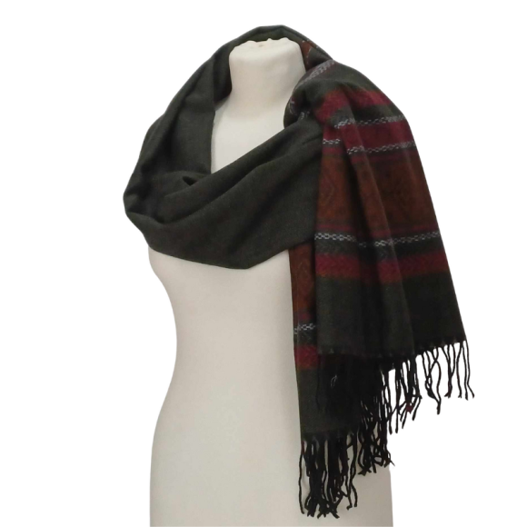 Szal z wełny jagnięcej o pięknym etnicznym wzorze.