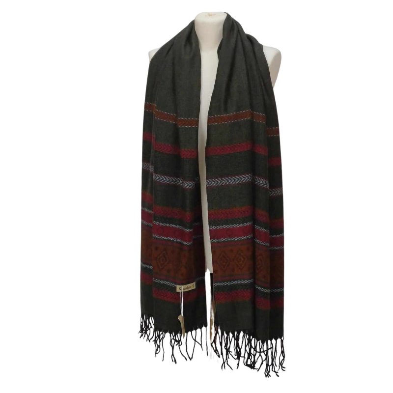 Szal z wełny jagnięcej o pięknym etnicznym wzorze.