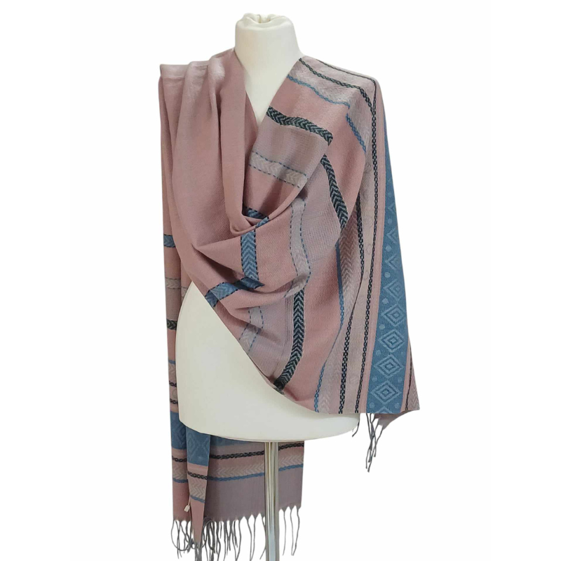 Szal z wełny jagnięcej o pięknym etnicznym wzorze