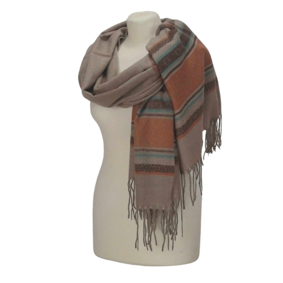 Szal z wełny jagnięcej o pięknym etnicznym wzorze.