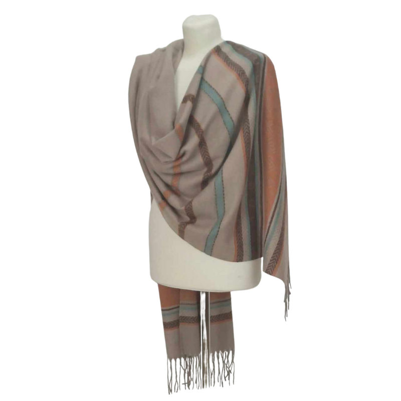 Szal z wełny jagnięcej o pięknym etnicznym wzorze.