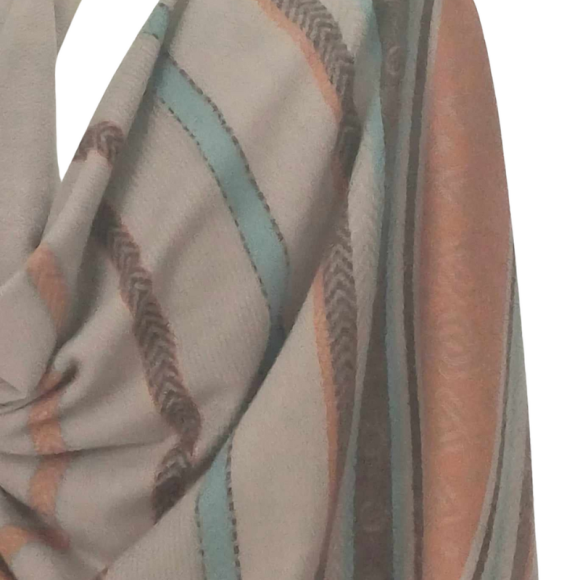 Szal z wełny jagnięcej o pięknym etnicznym wzorze.