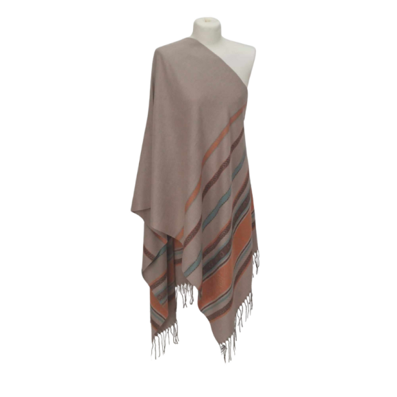 Szal z wełny jagnięcej o pięknym etnicznym wzorze.