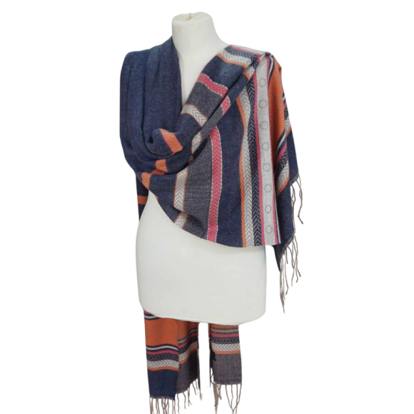 Szal z wełny jagnięcej o pięknym etnicznym wzorze.