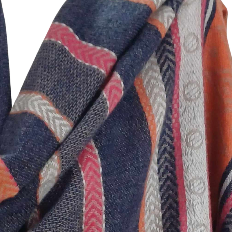 Szal z wełny jagnięcej o pięknym etnicznym wzorze.