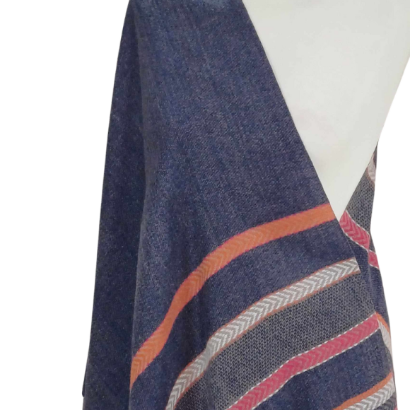 Szal z wełny jagnięcej o pięknym etnicznym wzorze.