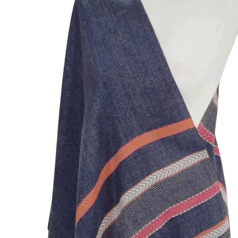 Szal z wełny jagnięcej o pięknym etnicznym wzorze.