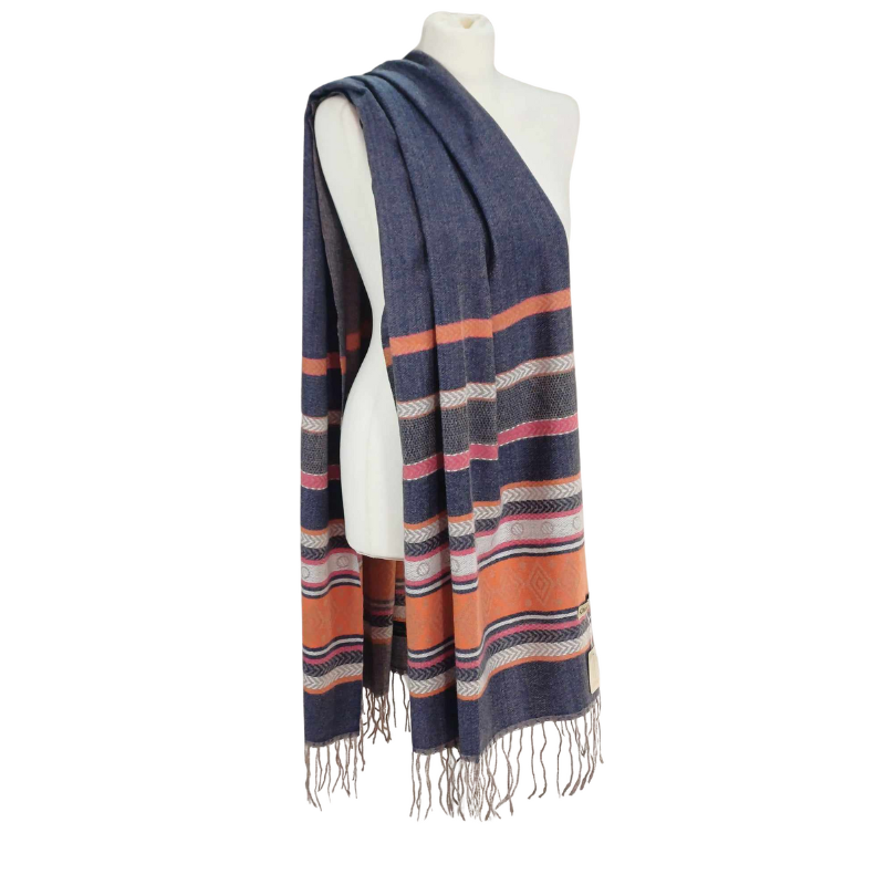 Szal z wełny jagnięcej o pięknym etnicznym wzorze.