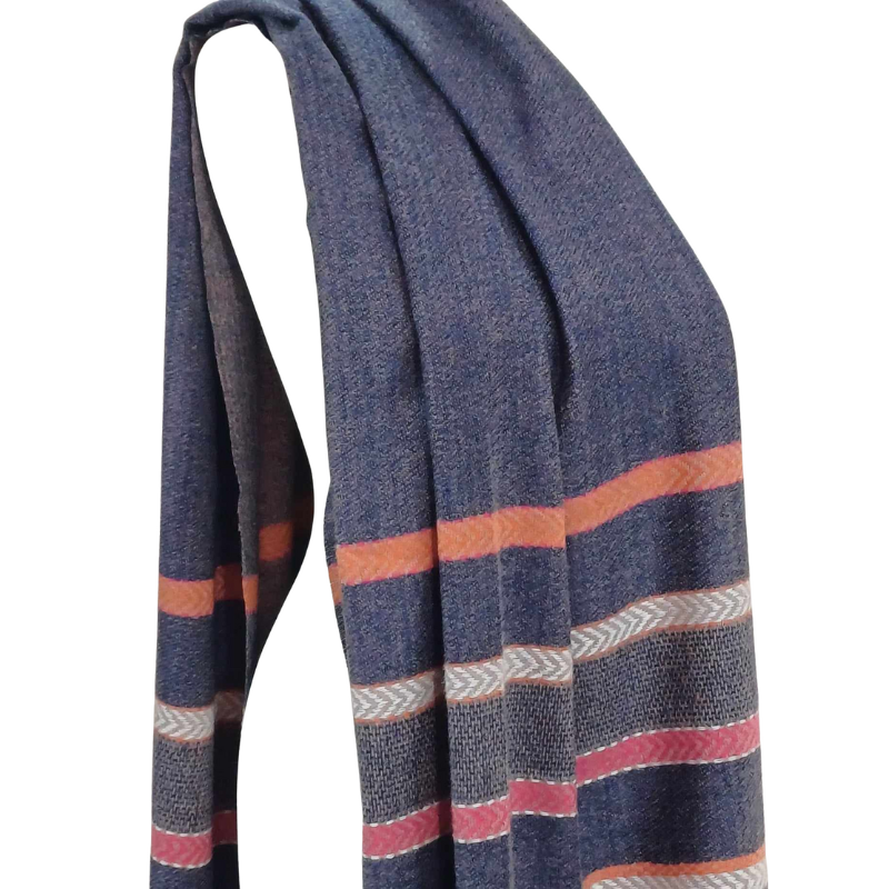 Szal z wełny jagnięcej o pięknym etnicznym wzorze.