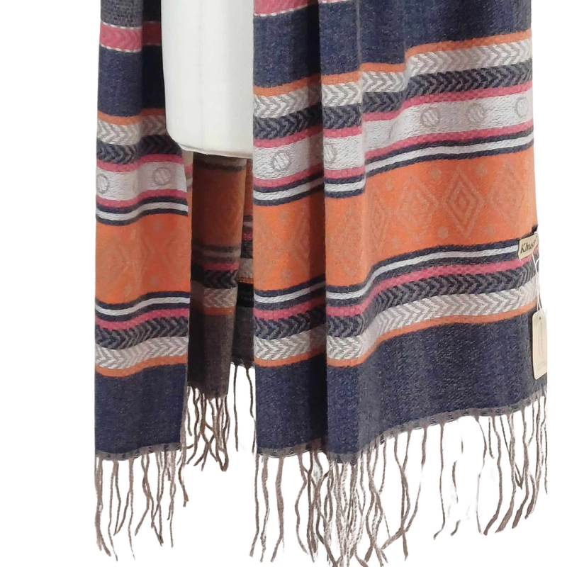 Szal z wełny jagnięcej o pięknym etnicznym wzorze.