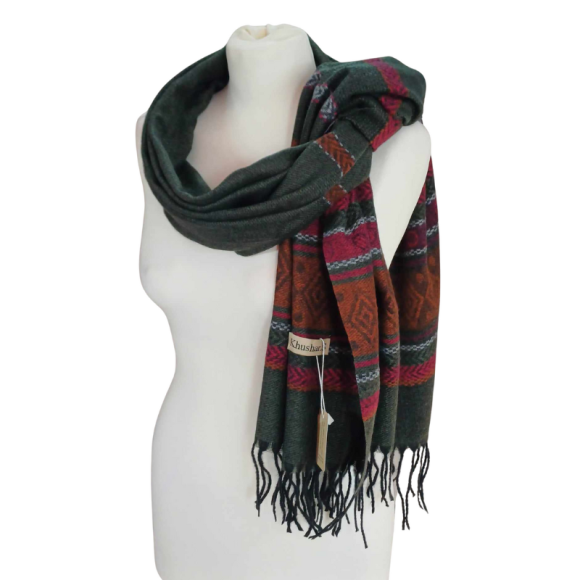 Szal z wełny jagnięcej o pięknym etnicznym wzorze.