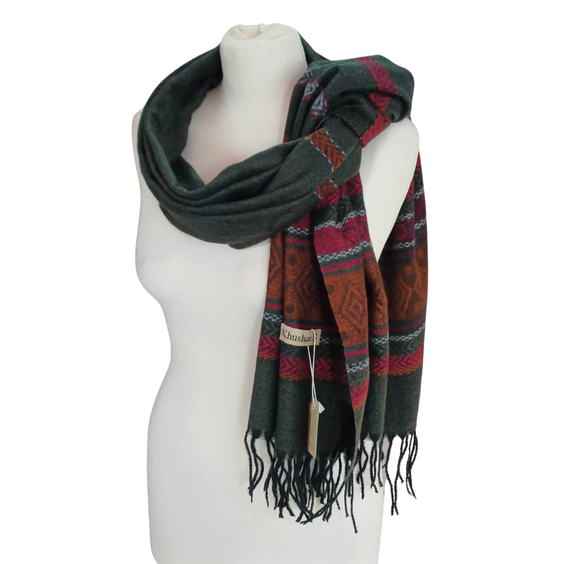 Szal z wełny jagnięcej o pięknym etnicznym wzorze.