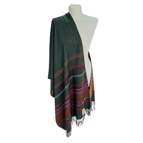 Szal z wełny jagnięcej o pięknym etnicznym wzorze.
