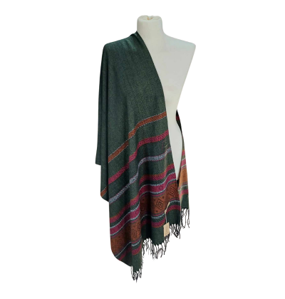 Szal z wełny jagnięcej o pięknym etnicznym wzorze.