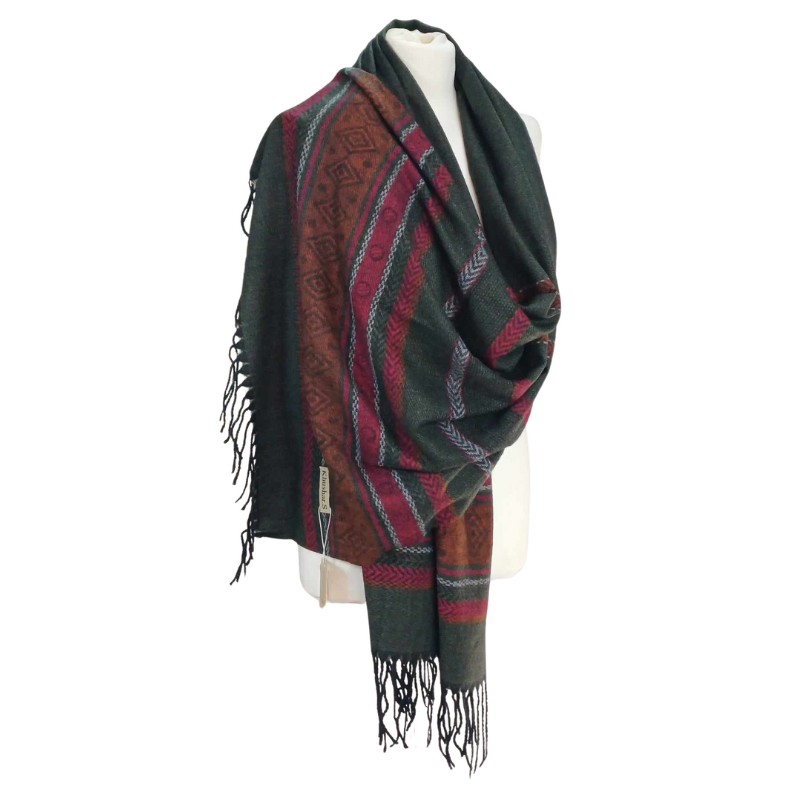 Szal z wełny jagnięcej o pięknym etnicznym wzorze.