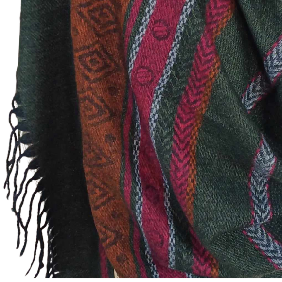 Szal z wełny jagnięcej o pięknym etnicznym wzorze.