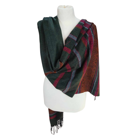 Szal z wełny jagnięcej o pięknym etnicznym wzorze.
