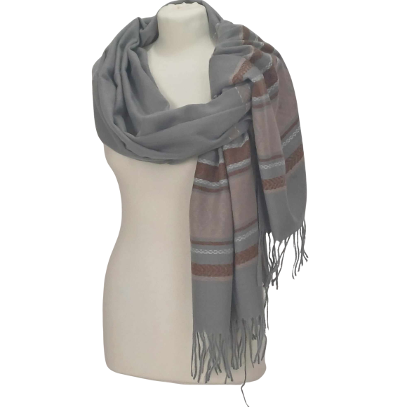 Szal z wełny jagnięcej o pięknym etnicznym wzorze.