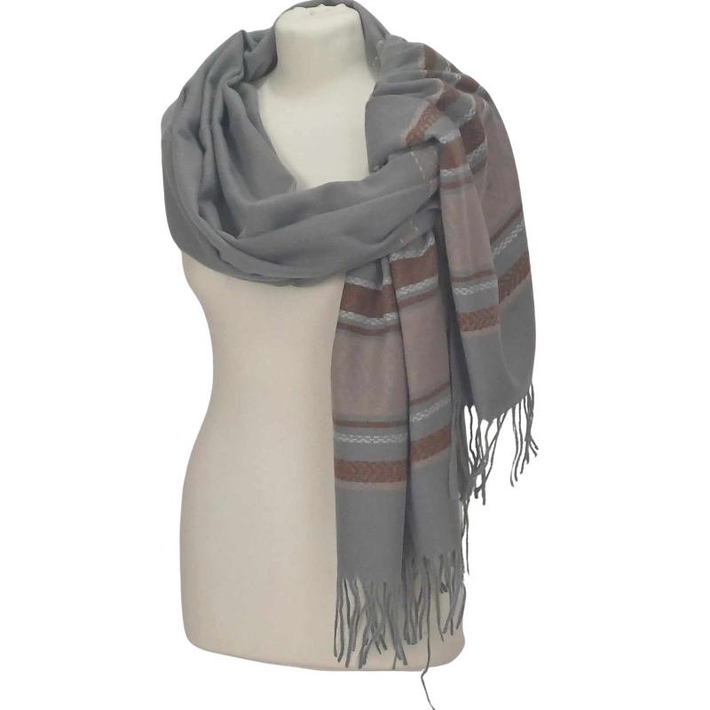 Szal z wełny jagnięcej o pięknym etnicznym wzorze.