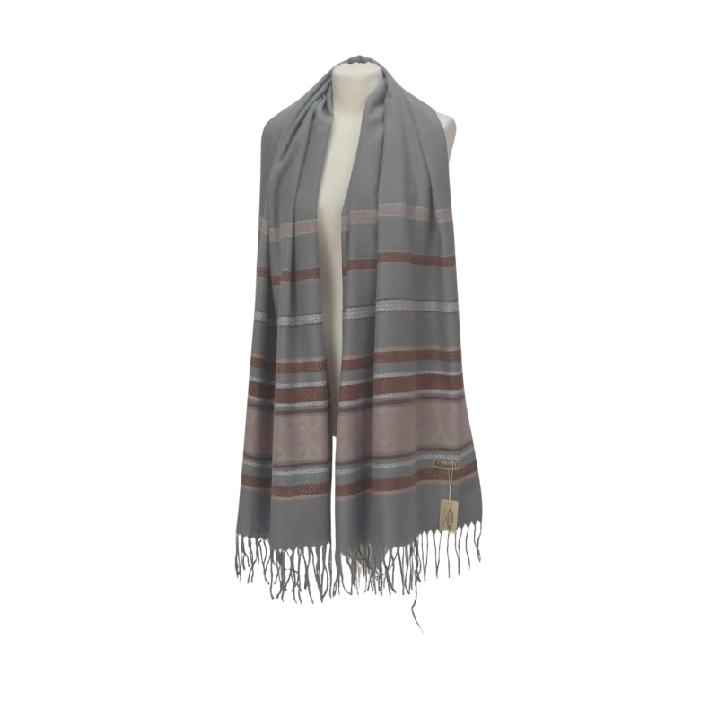 Szal z wełny jagnięcej o pięknym etnicznym wzorze.