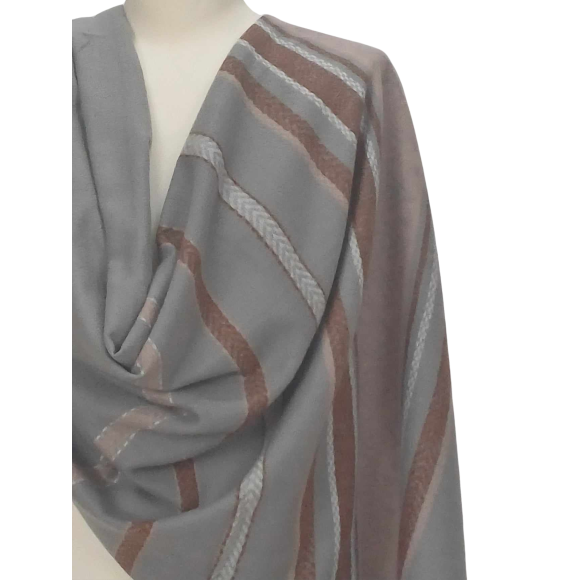 Szal z wełny jagnięcej o pięknym etnicznym wzorze.