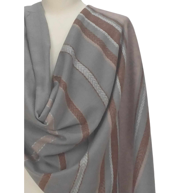 Szal z wełny jagnięcej o pięknym etnicznym wzorze.