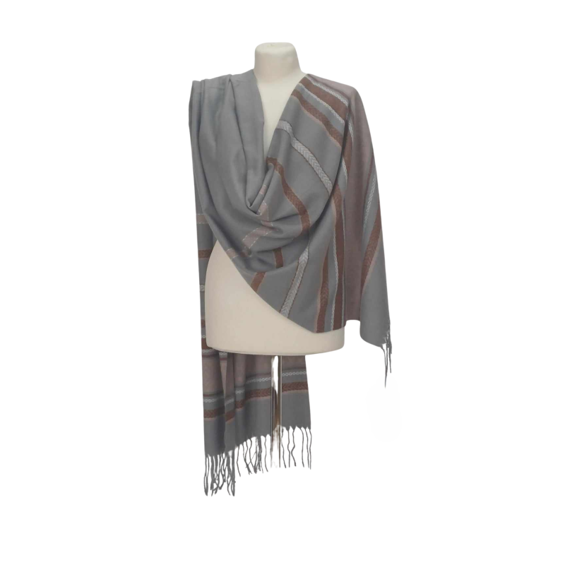 Szal z wełny jagnięcej o pięknym etnicznym wzorze.