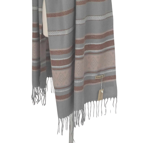 Szal z wełny jagnięcej o pięknym etnicznym wzorze.