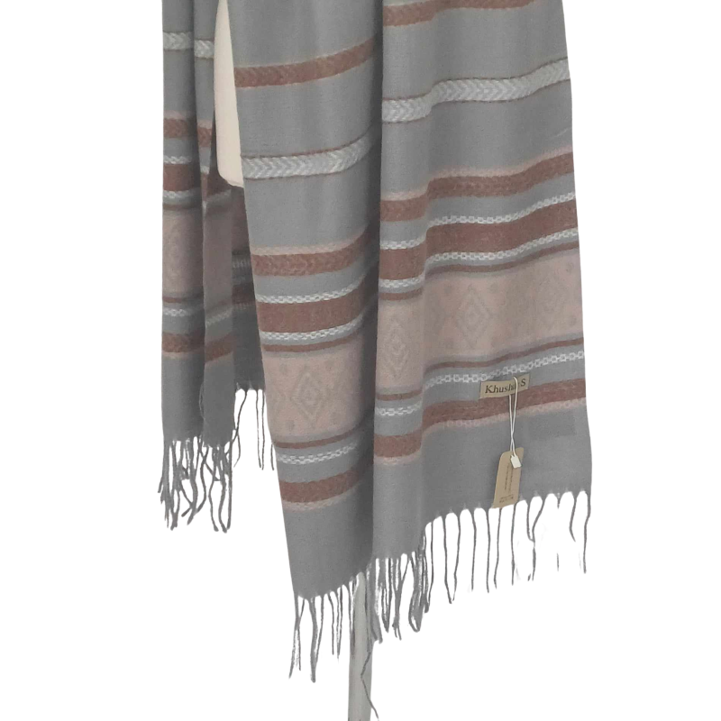 Szal z wełny jagnięcej o pięknym etnicznym wzorze.