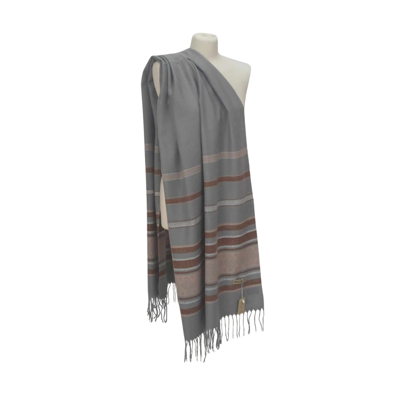 Szal z wełny jagnięcej o pięknym etnicznym wzorze.