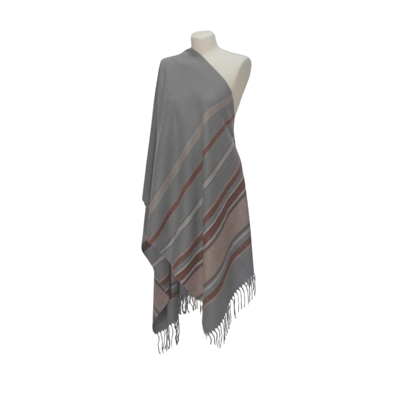 Szal z wełny jagnięcej o pięknym etnicznym wzorze.