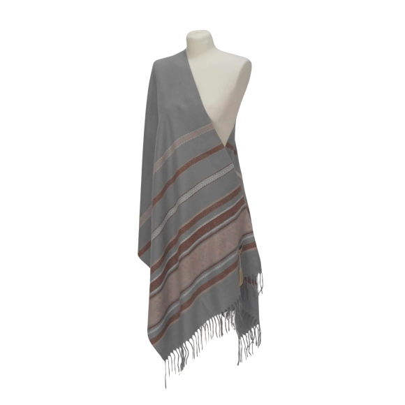 Szal z wełny jagnięcej o pięknym etnicznym wzorze.