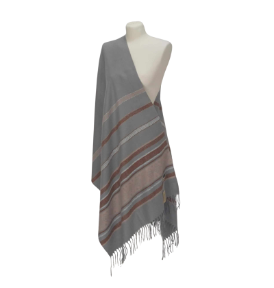 Szal z wełny jagnięcej o pięknym etnicznym wzorze.