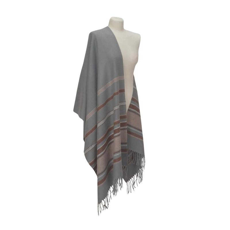 Szal z wełny jagnięcej o pięknym etnicznym wzorze.