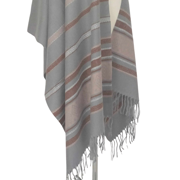 Szal z wełny jagnięcej o pięknym etnicznym wzorze.