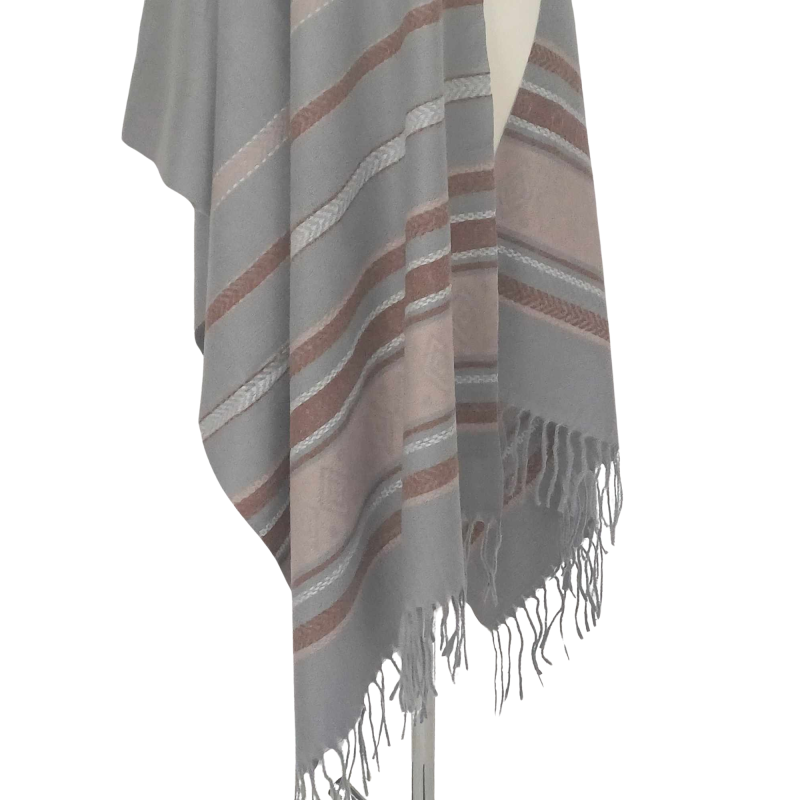 Szal z wełny jagnięcej o pięknym etnicznym wzorze.